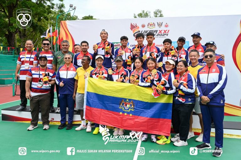 Aqil and Lynn Lim, both talented players from our Mouratoglou Tennis Programme, led the Federal Territory mixed tennis team to a stunning victory, defeating Perak to clinch the gold medal. Congratulations to the Federal Territory team for their outstanding achievement, securing the gold medal today at the SLTA Tennis Court in Kuching!